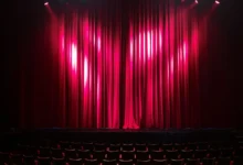 Widownia i scena teatru przed jesiennym spektaklem