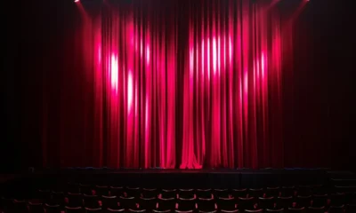 Widownia i scena teatru przed jesiennym spektaklem