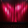 Widownia i scena teatru przed jesiennym spektaklem