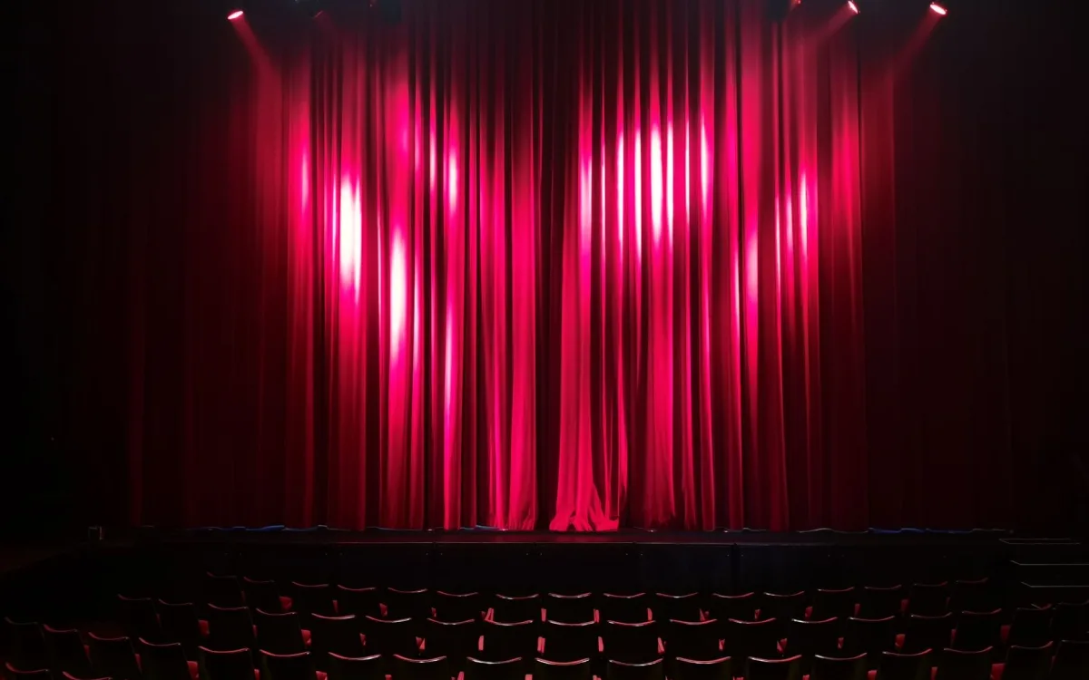 Widownia i scena teatru przed jesiennym spektaklem