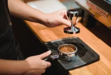 Barista parzy kawę specialty w kameralnej kawiarni