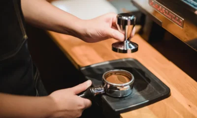 Barista parzy kawę specialty w kameralnej kawiarni