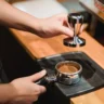 Barista parzy kawę specialty w kameralnej kawiarni