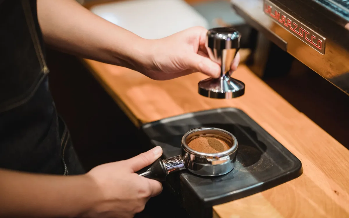 Barista parzy kawę specialty w kameralnej kawiarni