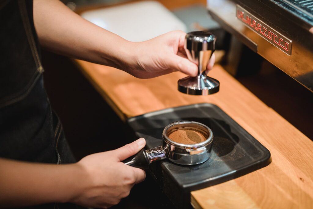 Barista parzy kawę specialty w kameralnej kawiarni