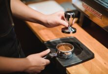 Barista parzy kawę specialty w kameralnej kawiarni