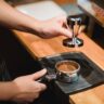 Barista parzy kawę specialty w kameralnej kawiarni