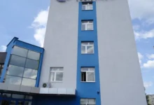 Nowoczesny budynek biurowy ze szklaną elewacją