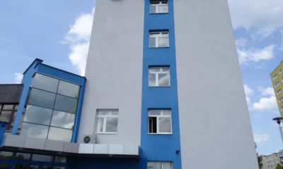 Nowoczesny budynek biurowy ze szklaną elewacją