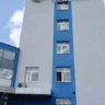 Nowoczesny budynek biurowy ze szklaną elewacją