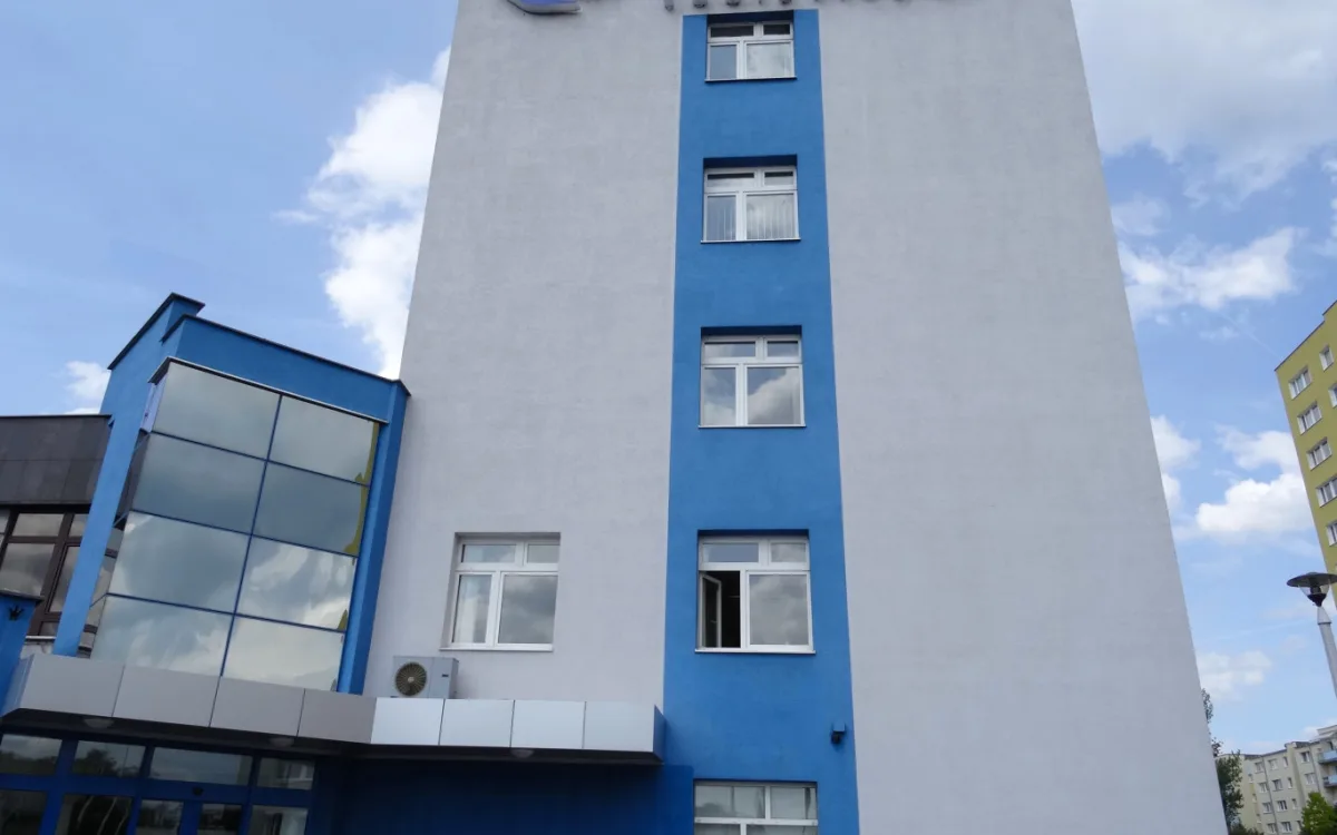 Nowoczesny budynek biurowy ze szklaną elewacją