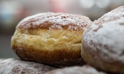 Zbliżenie na pączki obsypane cukrem pudrem