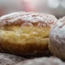Zbliżenie na pączki obsypane cukrem pudrem