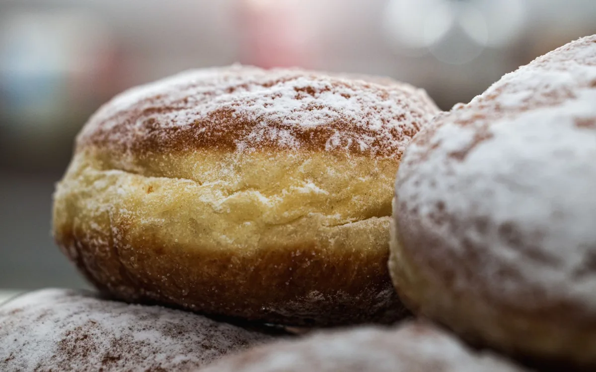 Zbliżenie na pączki obsypane cukrem pudrem